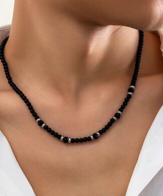 collier noir autour du cou