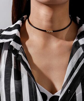 collier noir colle au cou