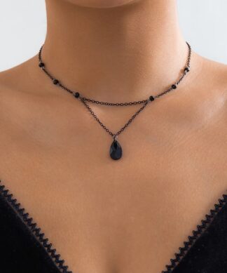 collier noir ras le cou